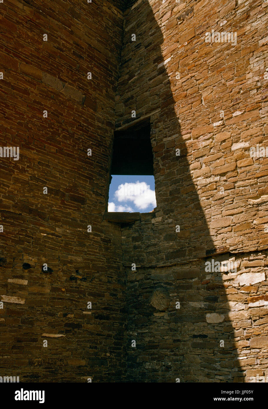 Detail eines Eckfensters in der SE Roomblock von Pueblo Bonito mehrstöckigen Anasazi großes Haus, Chaco Canyon in New Mexico. Größte und bekannteste der t Stockfoto