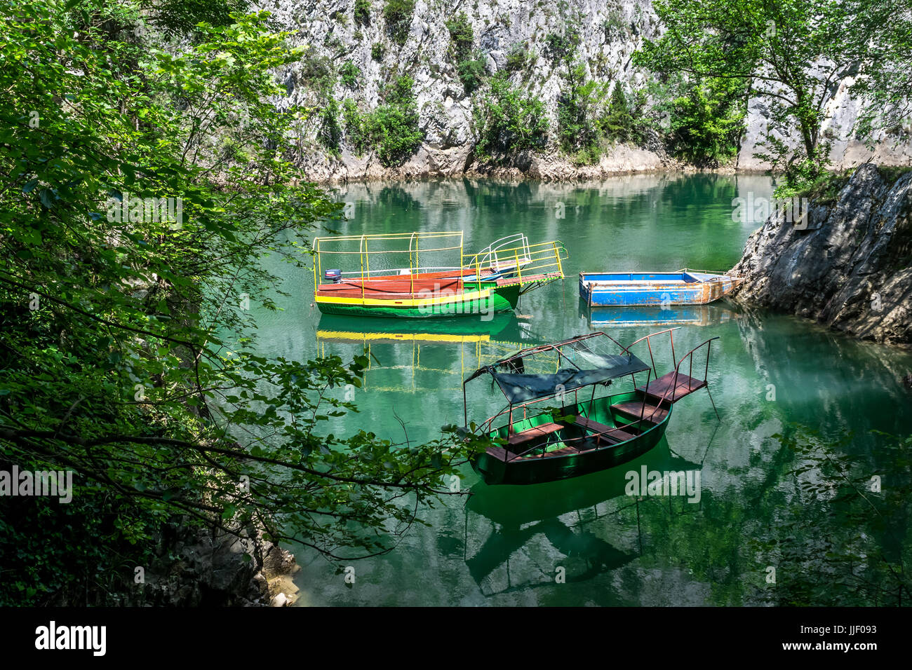 Alte Boote angedockt ist in der kleinen Bucht bei matka Canyon, Skopje, Mazedonien Stockfoto