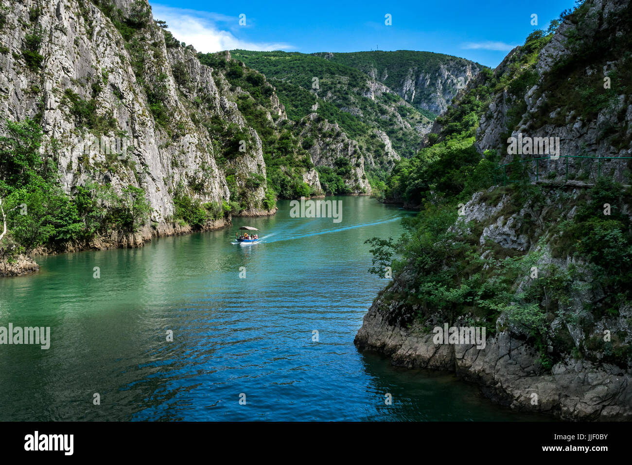Motorboot in See Canyon Matka in Mazedonien Stockfoto
