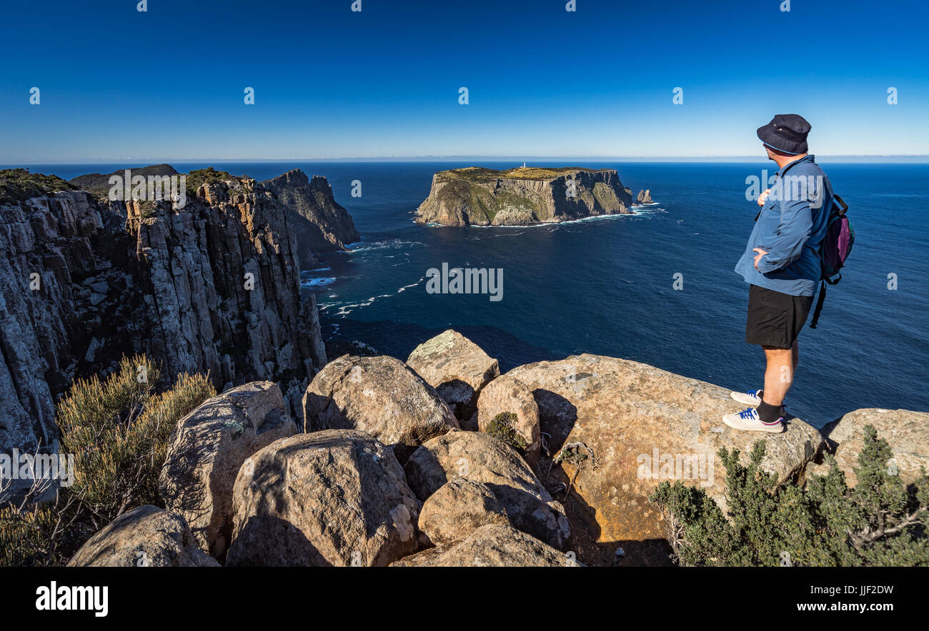Wanderer auf Klippen, Cape Säule, Tasmanien, Australien Stockfoto