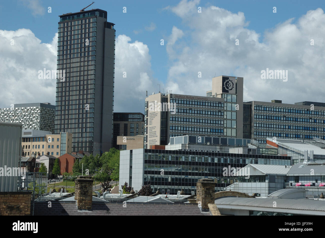 Stadt LoftsTower, und Sheffield Hallam Universität Gebäude. Novotel Hotel, Sheffield City Centre, South Yorkshire, Großbritannien. Vereinigtes Königreich Landschaft anzeigen fr Stockfoto