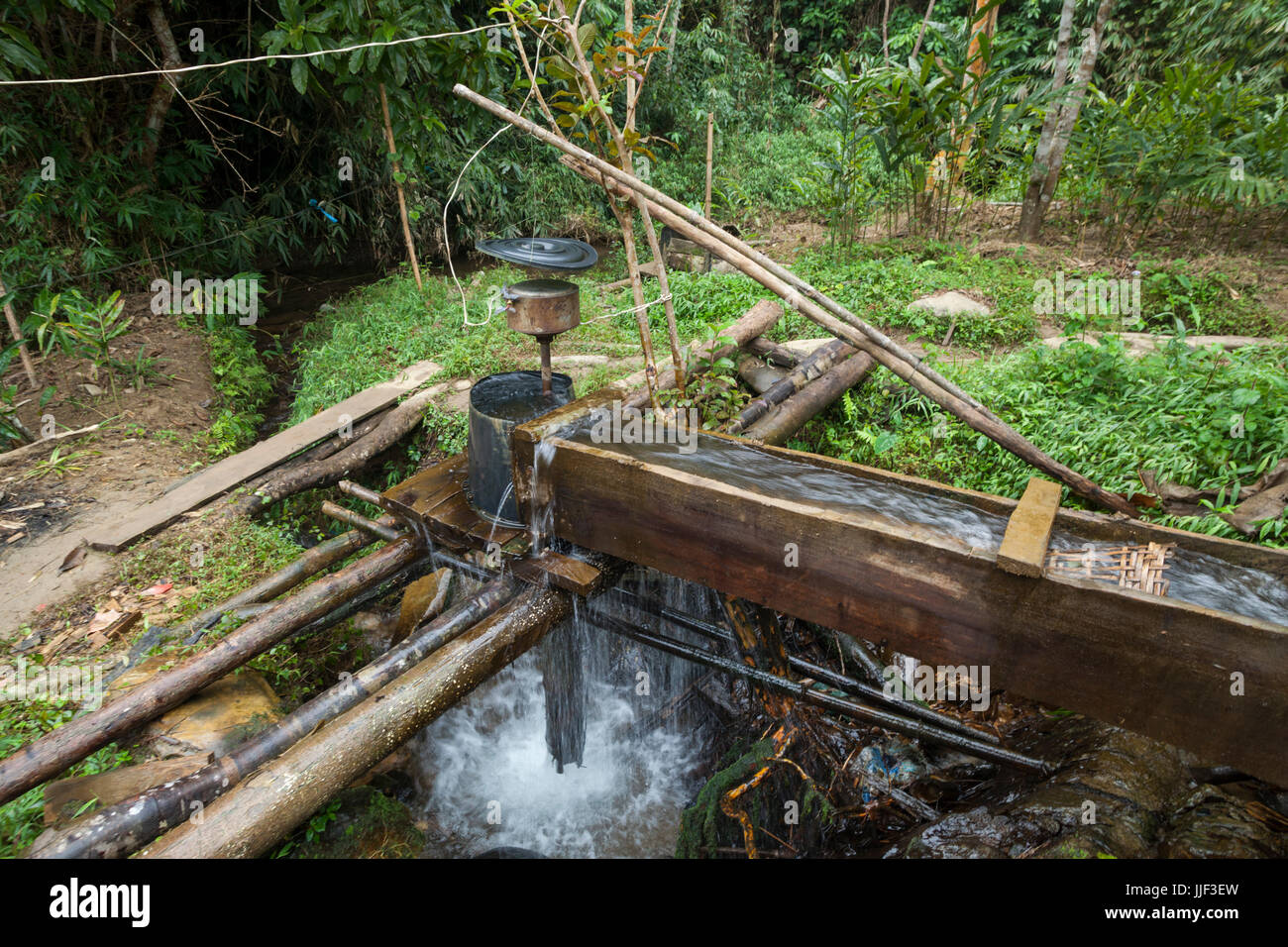 Wasser aus einem Nebenfluss Nam Ou Fluss wird in ein Mikro Wasserturbine in Ban Huay Phouk, Laos umgeleitet. Diese Turbinen sind durch die Dörfer entlang des Flusses zur Stromerzeugung genutzt, aber in den Hauptstamm können nur verwendet werden, in der Trockenzeit, wenn der Wasserstand niedrig genug, um sie in das Flussbett zu montieren ist. Ban Huay Phouk verwendet ein durchdachtes Netzwerk von Abzweigung Kanäle auf einem Nebenfluss Strom zur Stromerzeugung konsequenter und das ganze Jahr über. Stockfoto