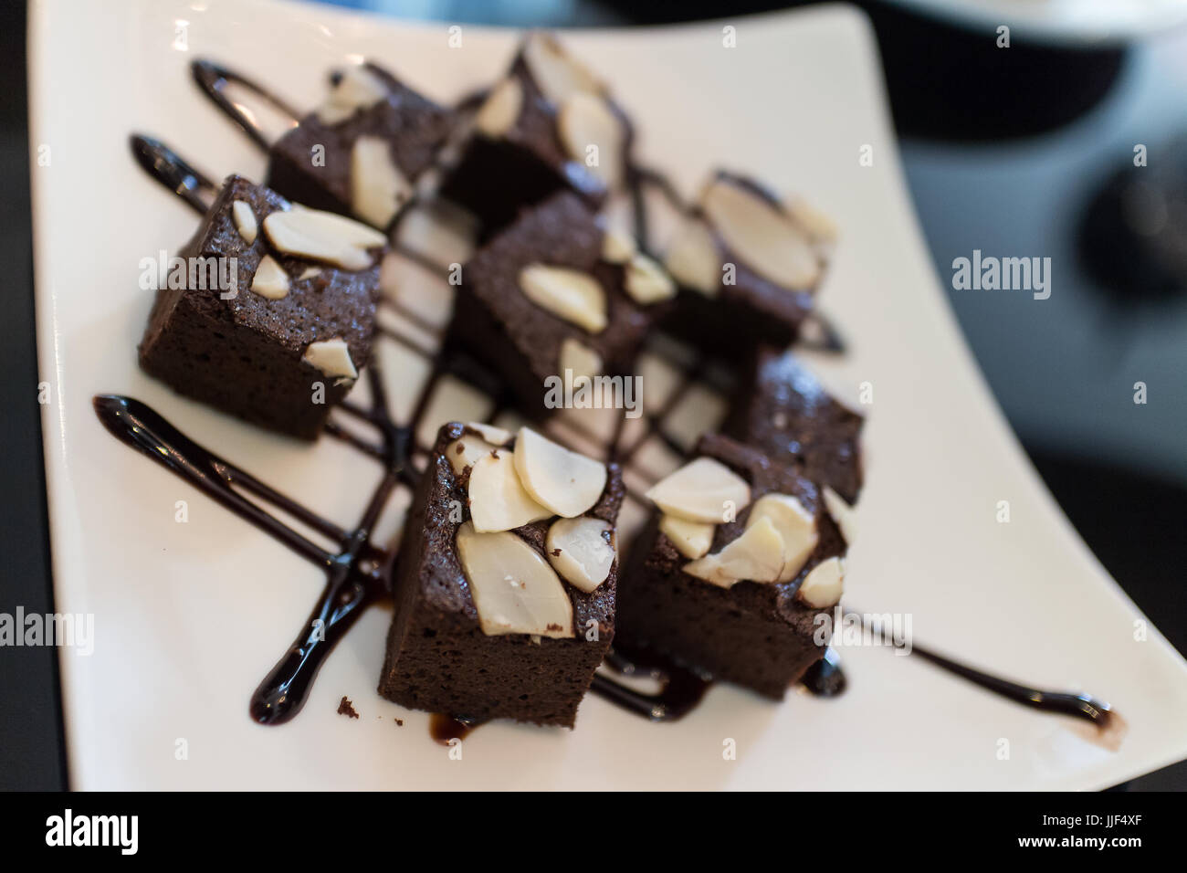 Hausgemachte Schokolade Brownie Kuchen mit in Scheiben geschnittenen Mandeln und geschmolzene Schokolade Stockfoto