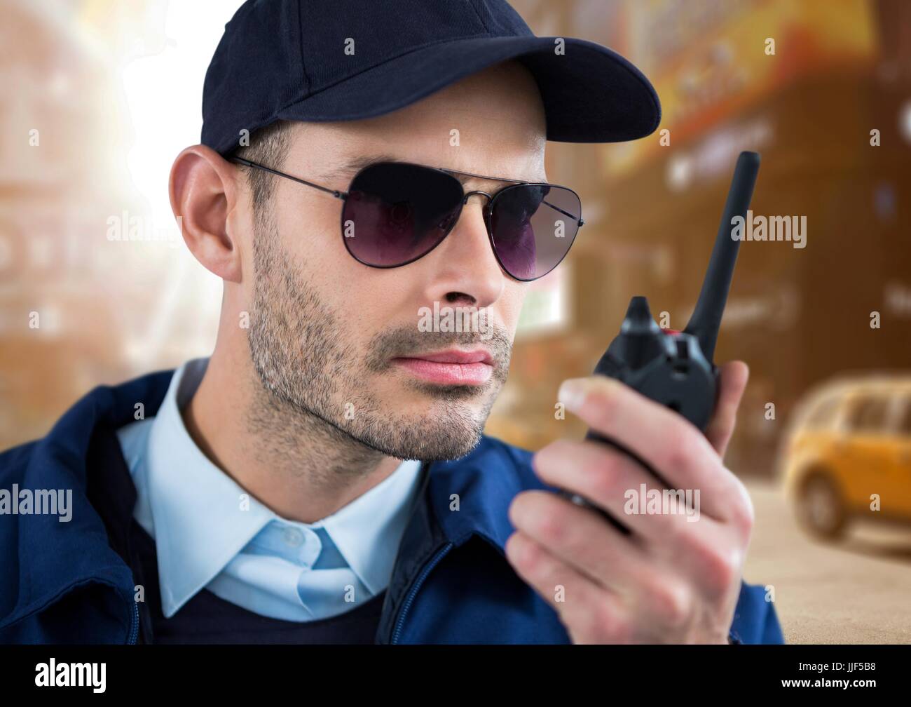 Digital Composite Wachmann mit dem Walkie-talkie auf der Straße sprechen. Stockfoto