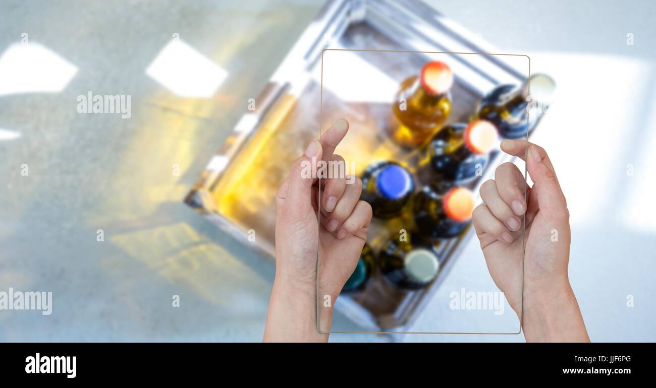 Digitalen Verbund aus direkt über die Aufnahme der Hände, die Aufnahme von Alkoholflaschen durch transparente Gerät Stockfoto