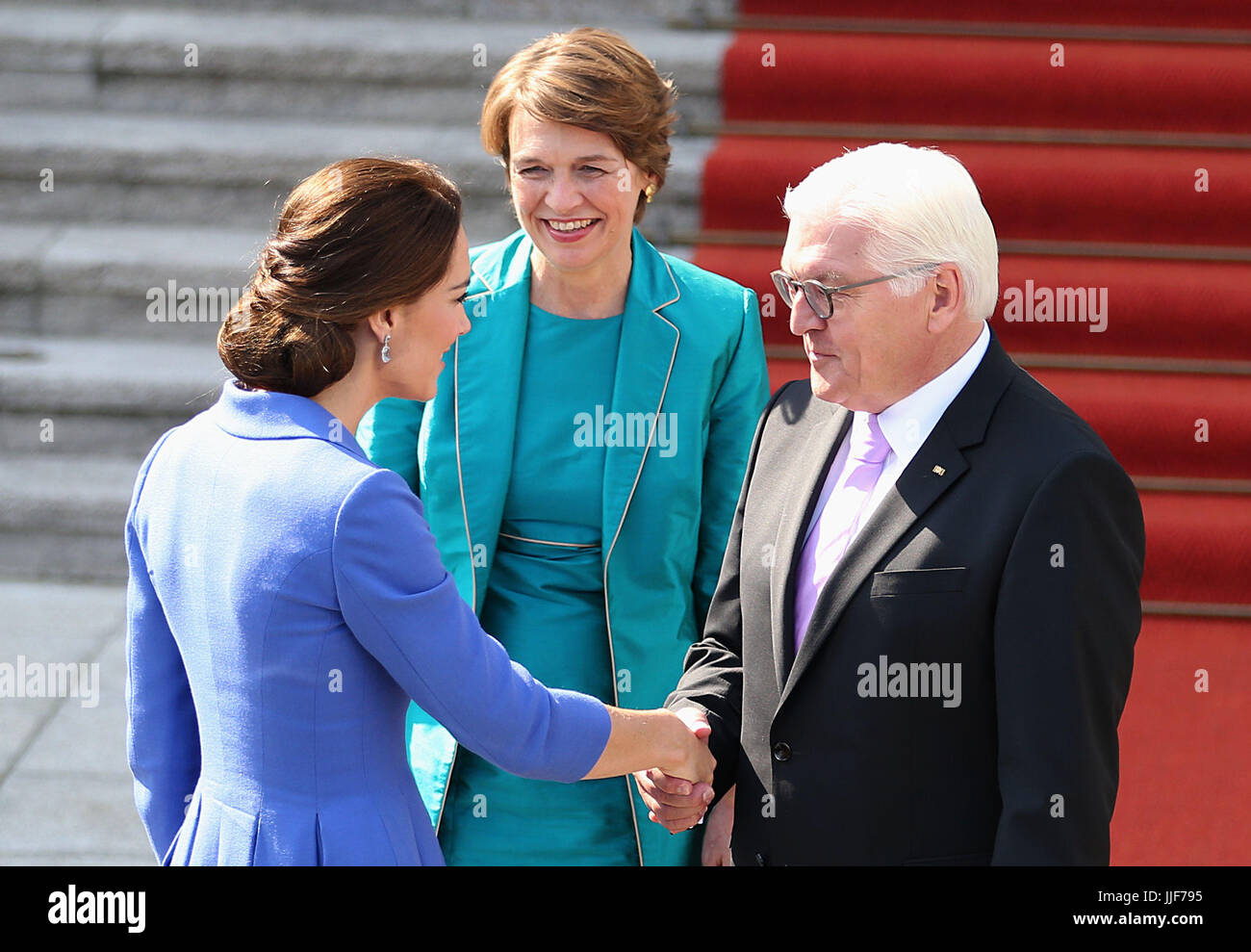 Die Herzogin von Cambridge trifft Bundespräsident von Deutschland Frank-Walter Steinmeier und seine Frau Elke Buedenbender im Bellevue Palace Gardens in Berlin. Stockfoto