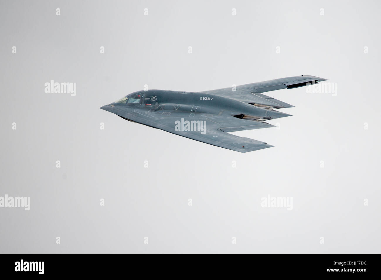 Ein USAF Northrop Grumman B-2 Stealth Bomber bei einem Überflug auf RIAT 2017 Stockfoto