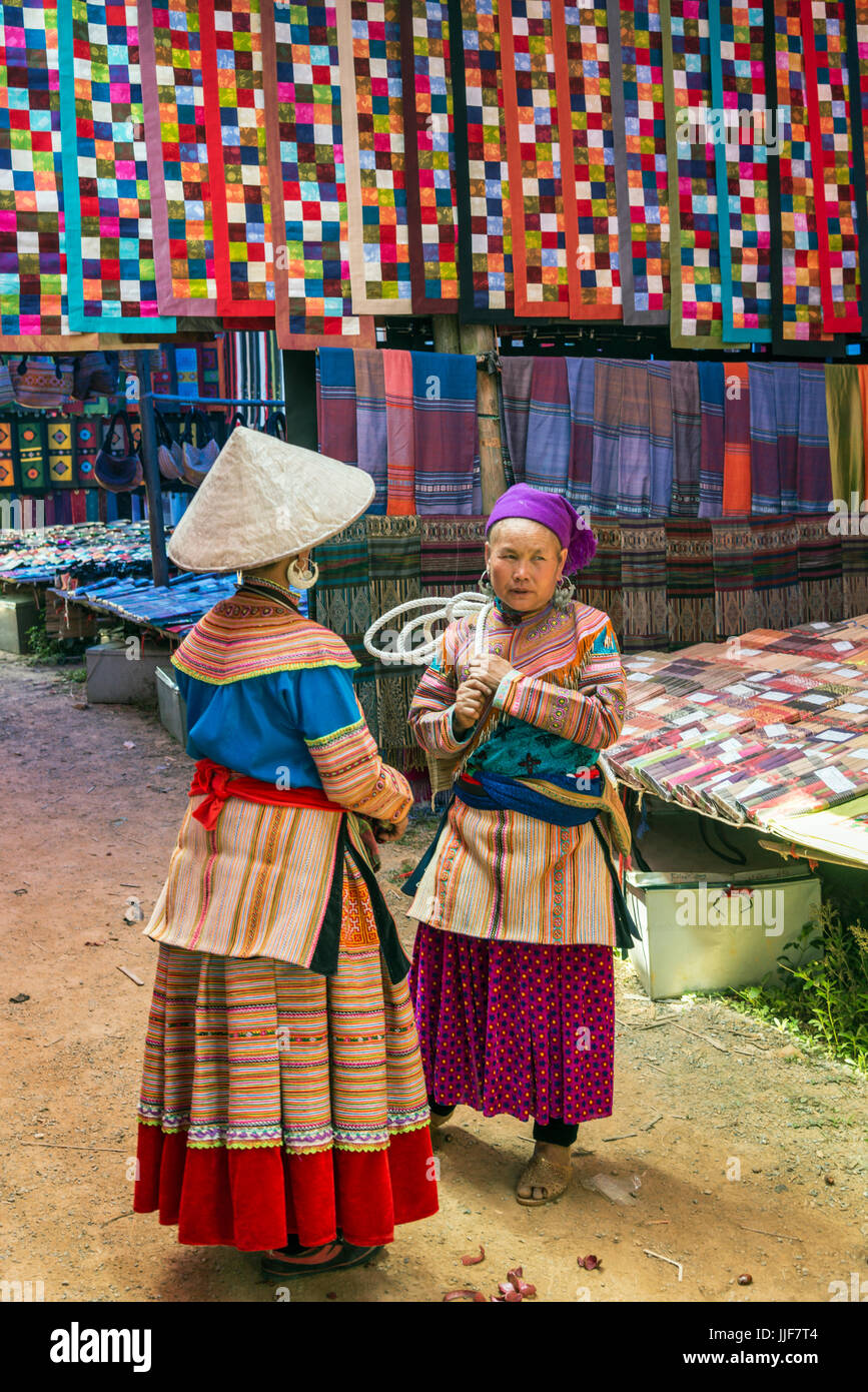 Bunte Hmong-Stammes-Leute in Cau Cau Markt Nord-Vietnam Stockfoto