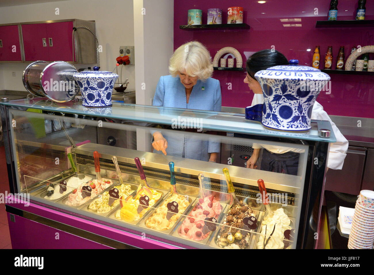 Die Herzogin von Cornwall schaut Eis bei einem Besuch in Caterlink, in Bodmin, ein Cornish Geschäft Eistüten, Belag, Dekorationen und Accessoires spezialisiert. Stockfoto