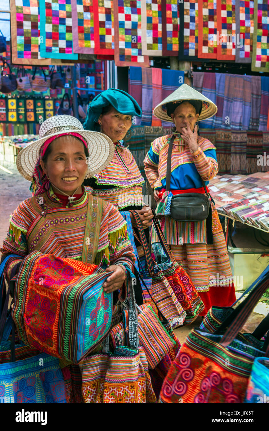 Bunte Hmong-Stammes-Leute in Cau Cau Markt Nord-Vietnam Stockfoto