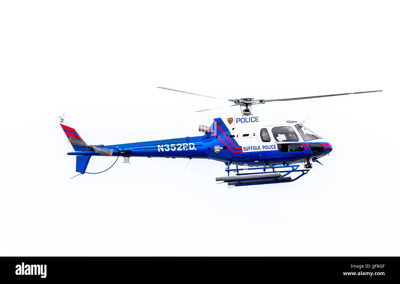 Suffolk County Polizei-Hubschrauber im Flug über Sag Harbor Haven Beach in Eastern Long island Stockfoto