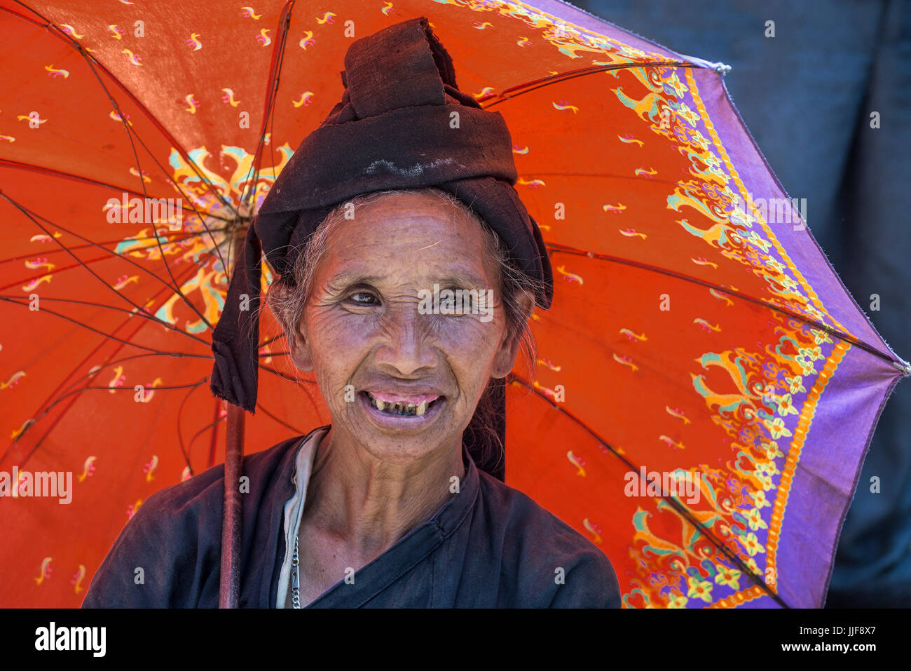 Bunte Hmong-Stammes-Leute in Cau Cau Markt Nord-Vietnam Stockfoto