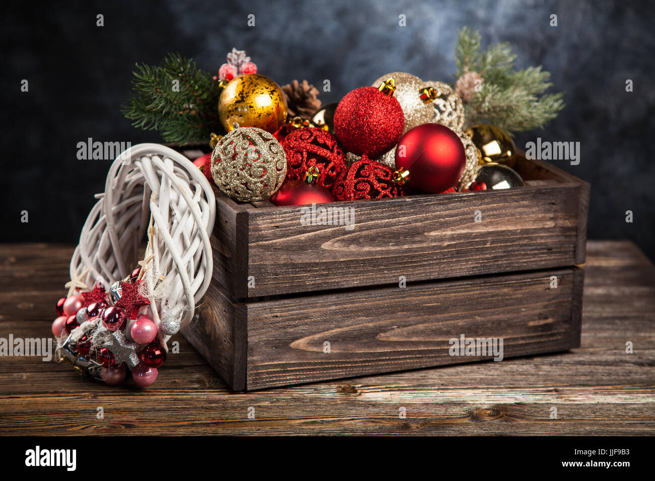 Weihnachtsschmuck in einer Holzkiste. Stockfoto