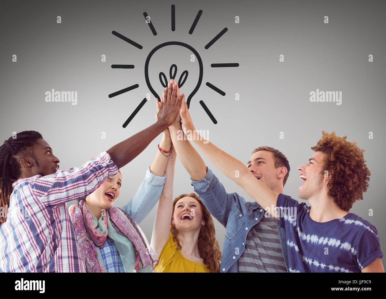 Digitalen Verbund aus trendigen Team Zusammenstellung Hände gegen Glühbirne Grafik und grau Hintergrund Stockfoto
