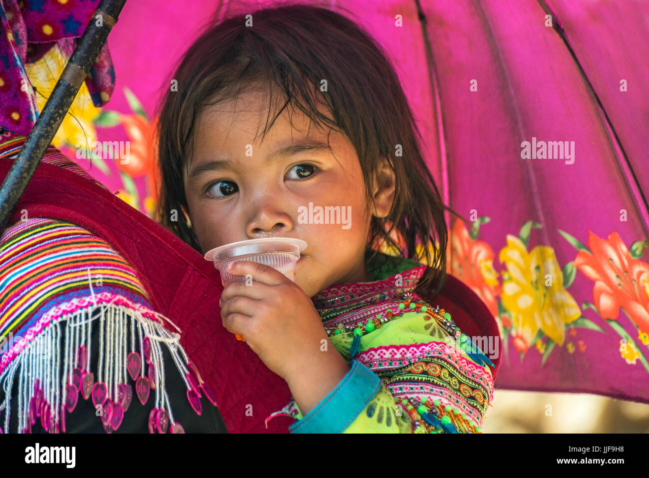Bunte Hmong-Stammes-Leute in Cau Cau Markt Nord-Vietnam Stockfoto