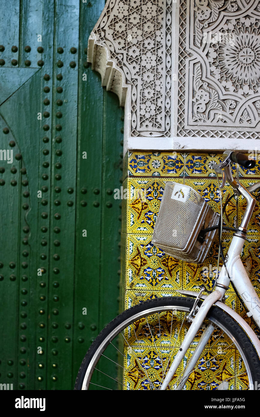 Drücken Sie Fahrrad und marokkanischen Tür, Marrakesch, Marokko, Stockfoto