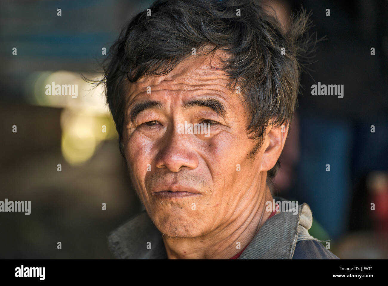 Porträt des vietnamesischen Hmong Mann in Cau Cau Markt Nord-Vietnam. Stockfoto