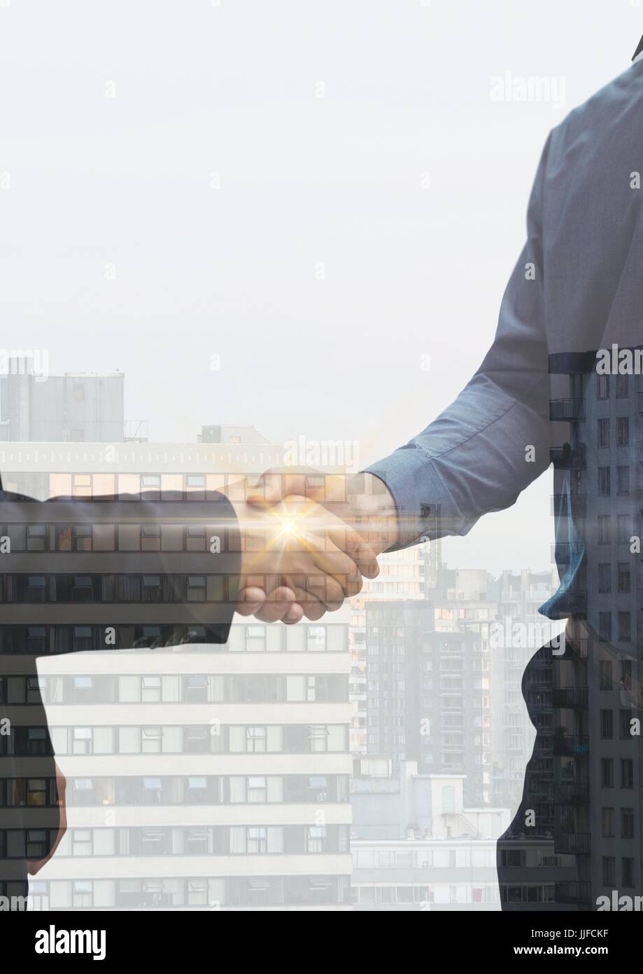 Digital Composite Geschäftsleute Händedruck und Stadt Überschneidungen. Fackeln in der Mitte der handshake Stockfoto