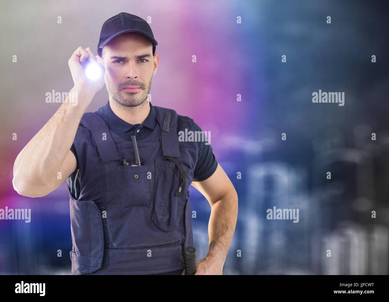 Digital Composite Wachmann mit Taschenlampe gegen verschwommen Wand und Stadt Skizze Stockfoto