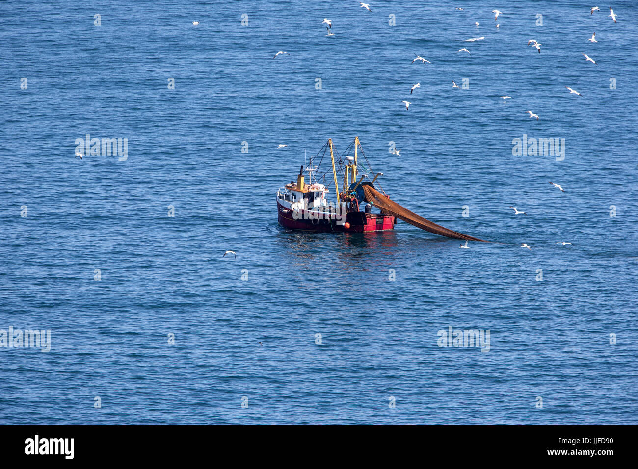 Kleiner Trawler Schiff Schleppnetzfischerei für Fisch Stockfoto
