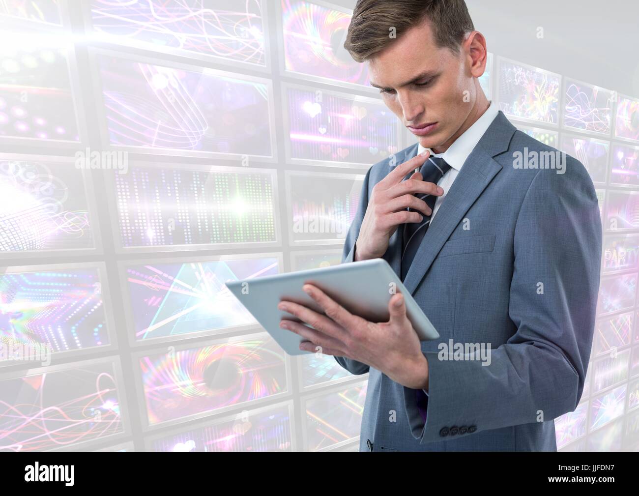 Digitalen Verbund aus Geschäftsmann hält Tablet mit leuchtend bunten Schirme visuals Stockfoto