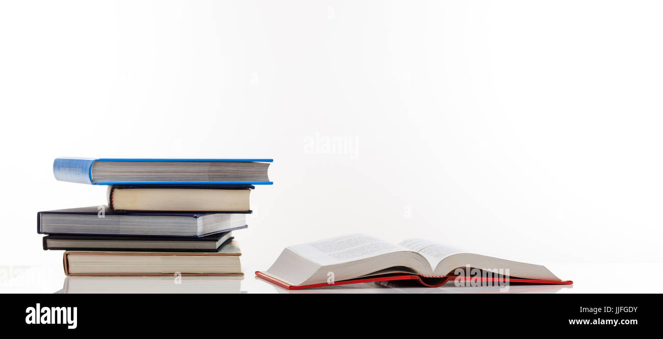 Bildungskonzept. Bücher, die isoliert auf weißem Hintergrund - Textfreiraum Stockfoto