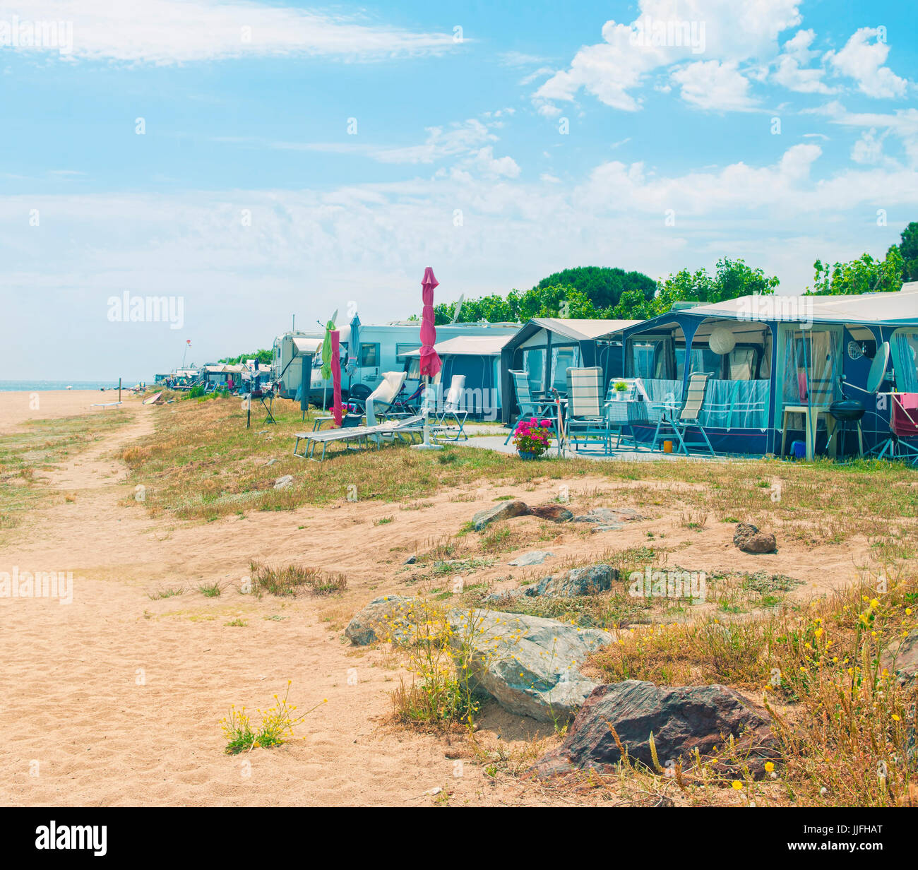 Crossen Bild der Campingplatz am Strand mit Zelten und Wohnwagen Mittelmeer  an sonnigen Tag in Santa Susanna, Katalonien, Spanien Stockfotografie -  Alamy