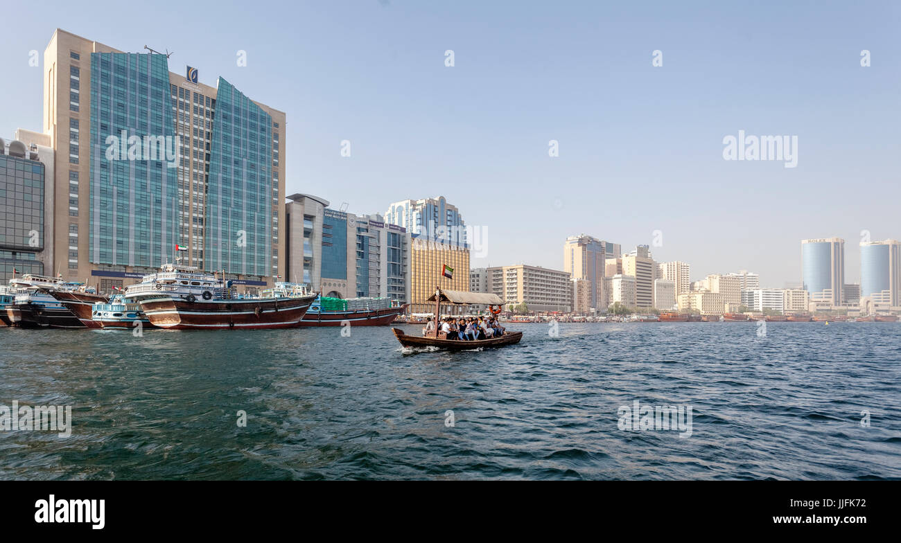 Wasser Taxi und traditionelle Boote (dau) am Dubai Creek, Vereinigte Arabische Emirate Stockfoto
