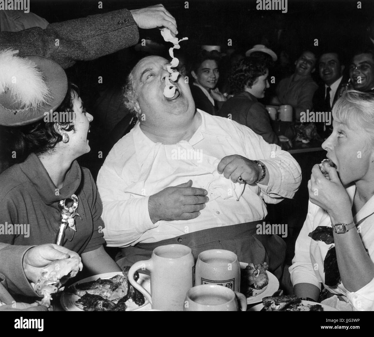 Gewichtig und an der gleichen Zeit bedeutender Komponist und TV-Koch von der 'Bayrischer Rundfunk' (Bavarian Broadcasting) Ludwig Schmidseder ist ein Besucher auf dem Oktoberfest 1957 mit Rettich gespeist.  Foto: Georg Göbel +++(c) Dpa - Bericht +++ | weltweite Nutzung Stockfoto