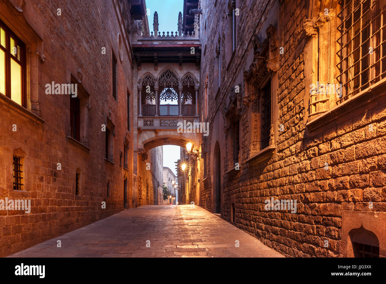 Carrer del Bisbe im gotischen Viertel, Barcelona Stockfoto
