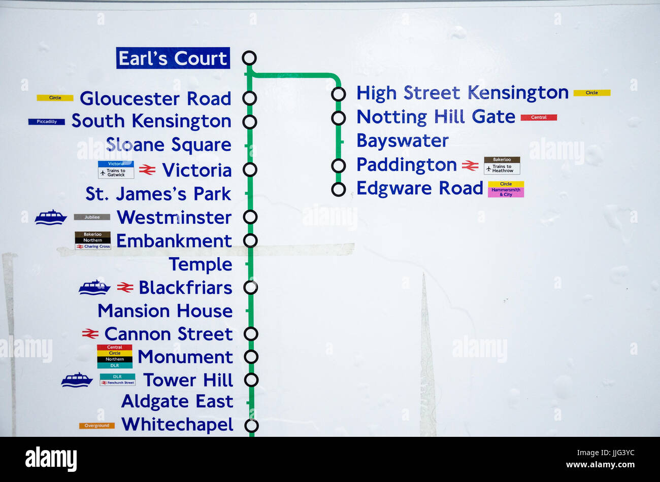 Eine Karte mit den Haltestellen ostwärts von Earls Court auf der District Line mit der Londoner U-Bahn. Stockfoto