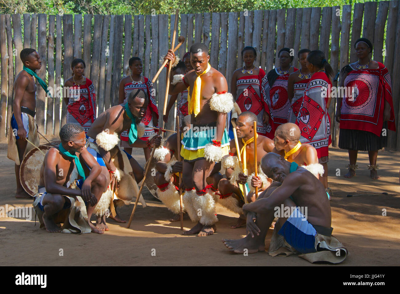 Männer und Frauen, die Durchführung von traditionellen Tanz Mantenga kulturelle Dorf Swasiland Südafrika Stockfoto