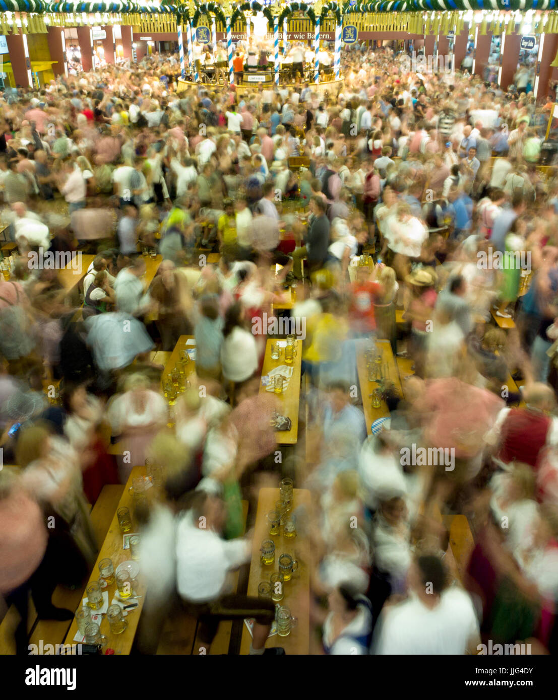 Besucher des Oktoberfestes wiegen die Musik an ihren Tischen Bier in München, Deutschland, 25. September 2012. (SECHS SEKUNDEN BELICHTUNGSZEIT). Das Oktoberfest gilt als die weltweit größte Messe und findet vom 22. September bis 7. Oktober 2012. Foto: PETER KNEFFEL | weltweite Nutzung Stockfoto