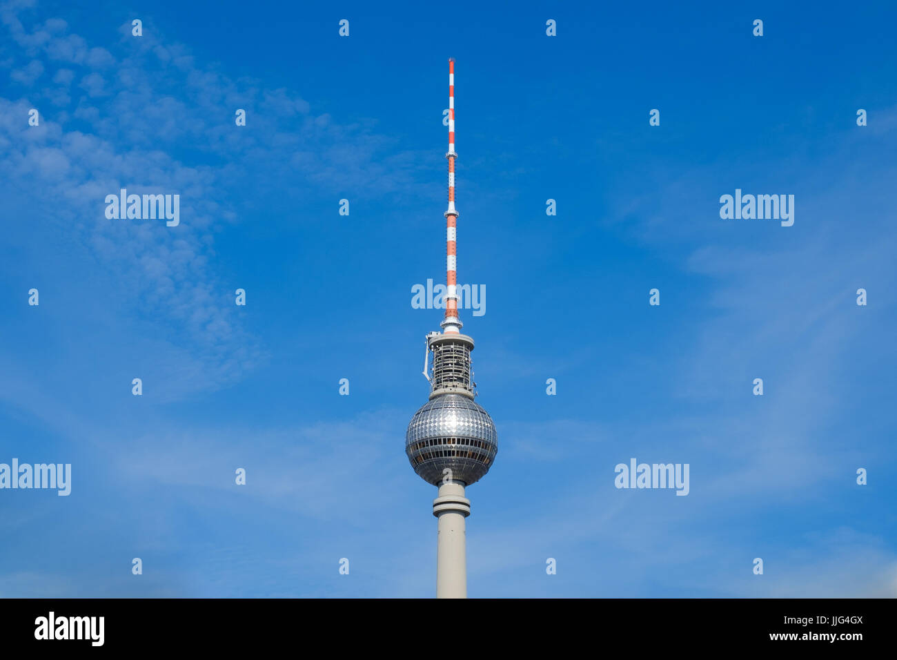 Berlin-Symbol: Fernsehturm isoliert auf blauen Himmel Stockfoto