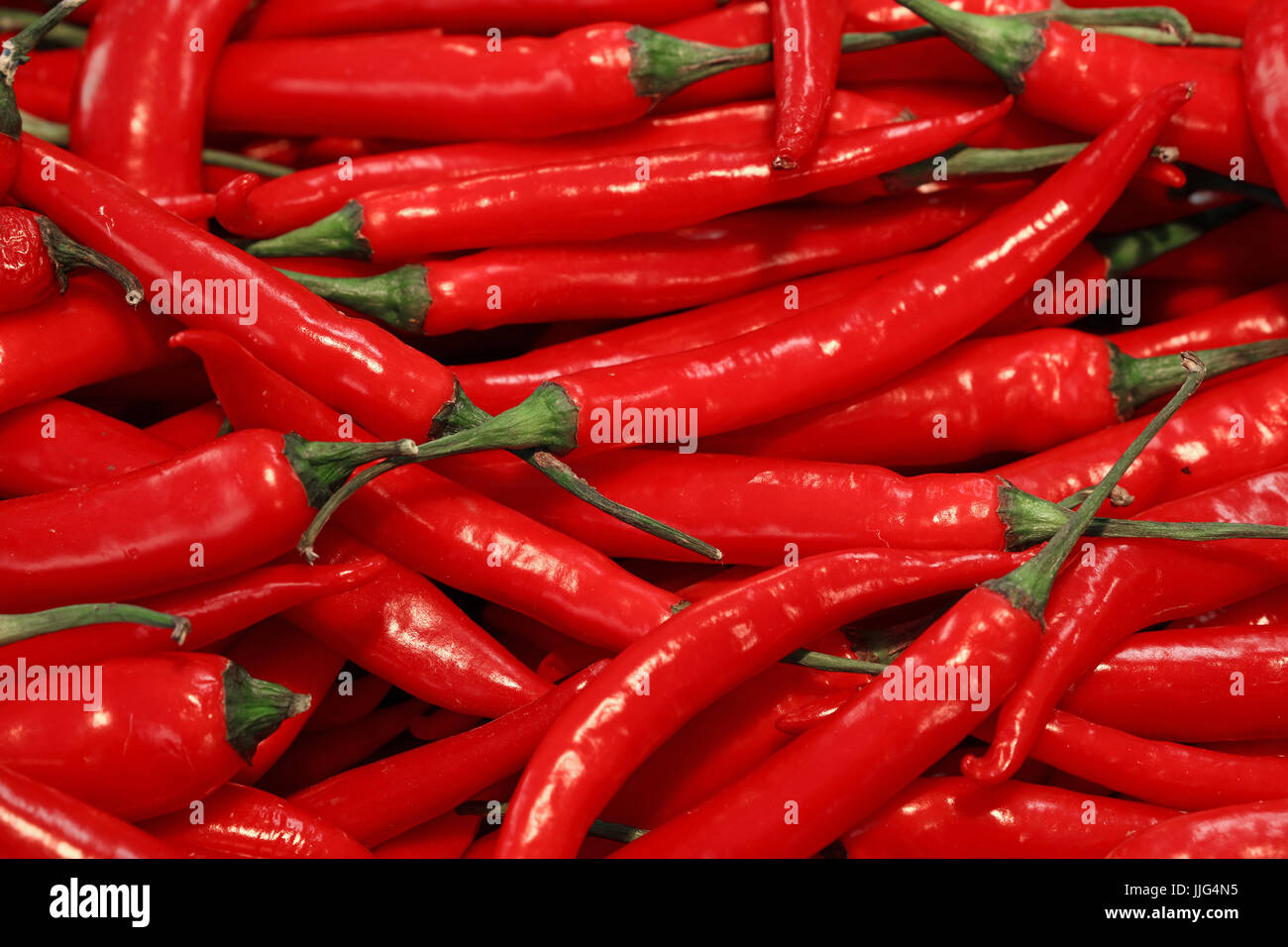 Haufen von red hot Chili peppers im Einzelhandel Landwirte Markt Stall, Hintergrundmuster, erhöhte Ansicht Nahaufnahme Stockfoto