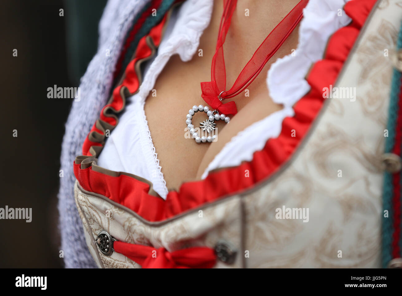 Die Spaltung von Frauen im traditionellen Dirndl gekleidet ist bei der Eröffnung des Oktoberfestes in München, Deutschland, 20. September 2014 mit Herzen verziert. Eine 1-Liter-Stein bayerisches Bier kostet bis 10,10 Euro (13,70 US-Dollar) in riesigen Zelten, wo der Welt Nachtschwärmer in der Größenordnung von Oompah Musik trinken. Touristischen Beamte sagten, die durchschnittliche Bier Preis knapp drei Prozent im Vergleich zum Jahr 2013 gestiegen war. 181. Oktoberfest dauert bis zum 5. Oktober 2014. Foto: CHRISTIAN CHARISIUS/Dpa | weltweite Nutzung Stockfoto