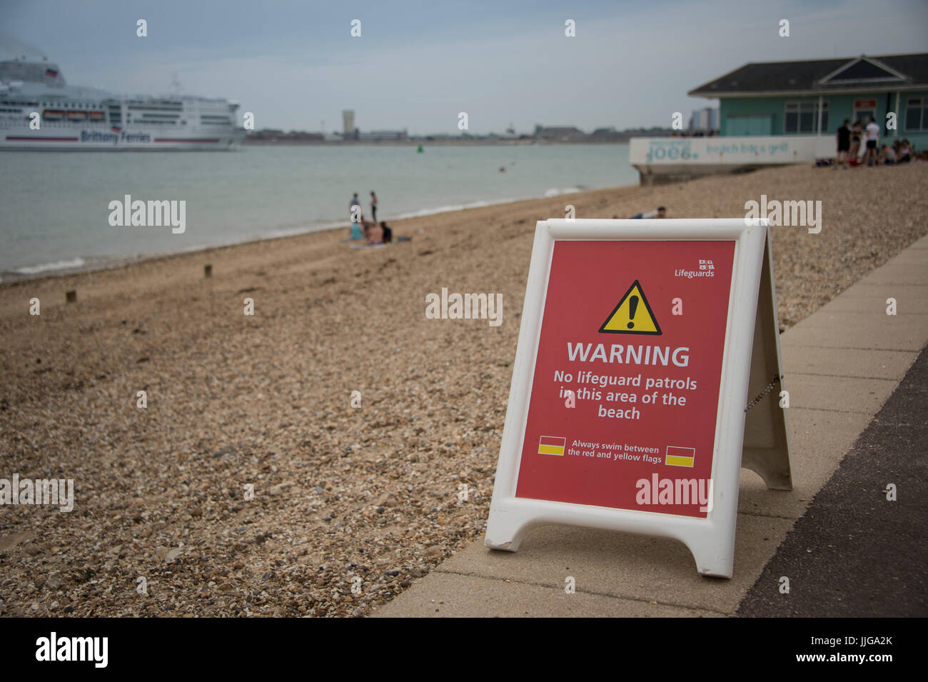 Melden Sie am Meer Warnung keine Rettungsschwimmer-Abdeckung an Stockfoto