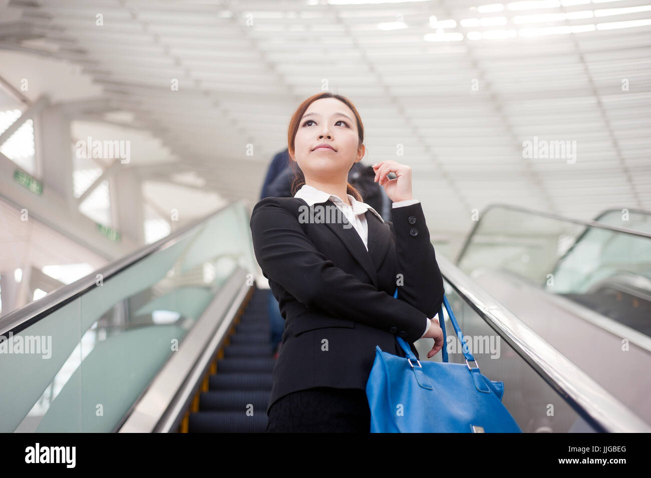 Hongkong - chinesische Geschäftsfrau auf Rolltreppe Stockfoto