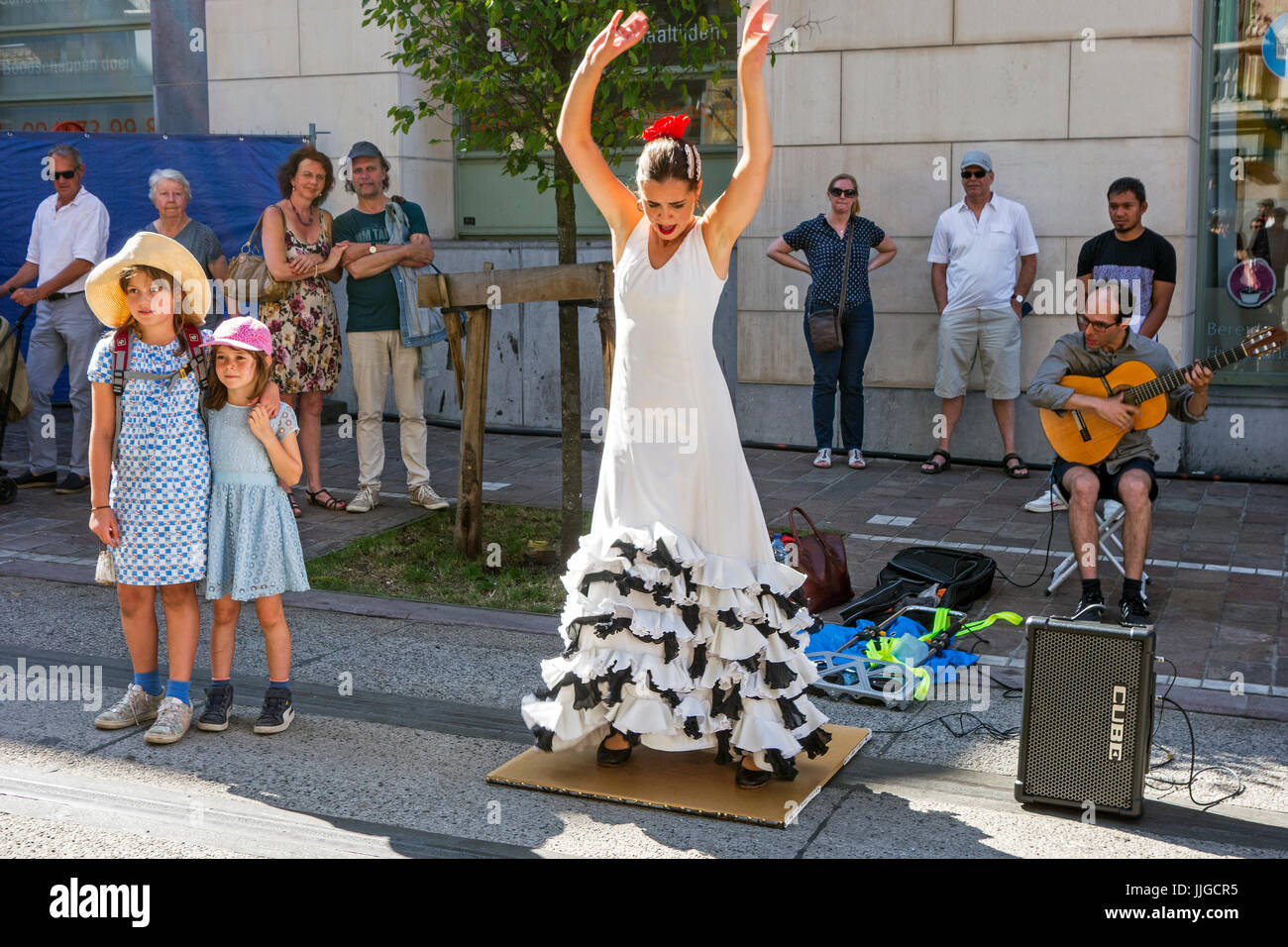 Gitarrist und Flamenco-Tänzerin mit traditionellen weißen Kleid tanzen als Straßenperformance während Sommer Festlichkeiten Stockfoto