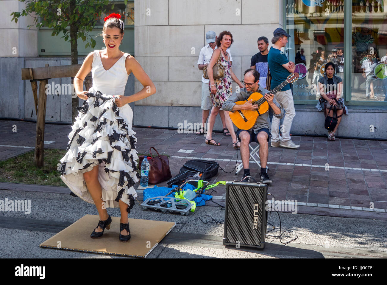 Gitarrist und Flamenco-Tänzerin mit traditionellen weißen Kleid tanzen als Straßenperformance während Sommer Festlichkeiten Stockfoto