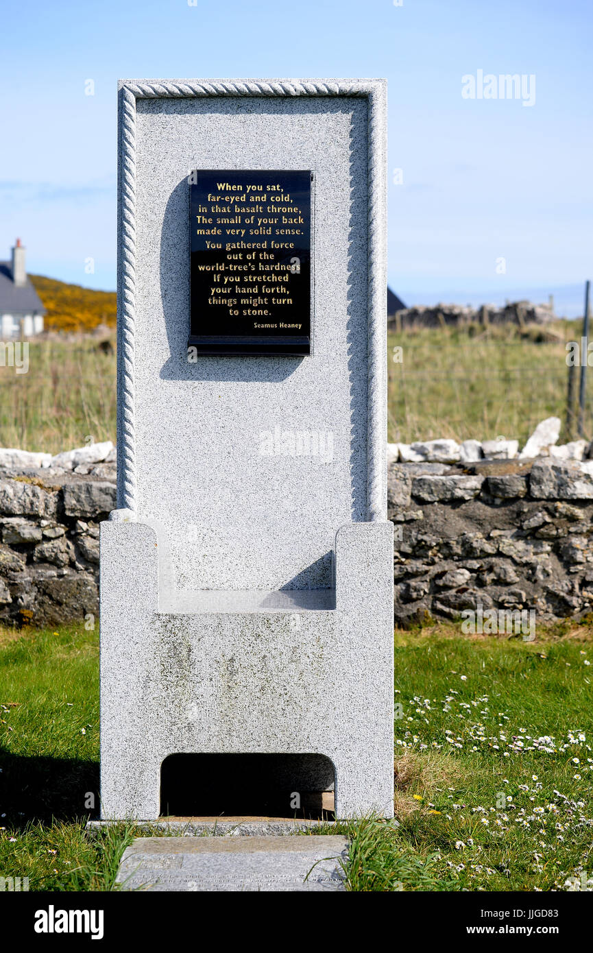 Schriftstellers Stuhl, Rathlin Insel, Co. Antrim, Nordirland, eingeschrieben mit Zitat von Seamus Heaney Stockfoto