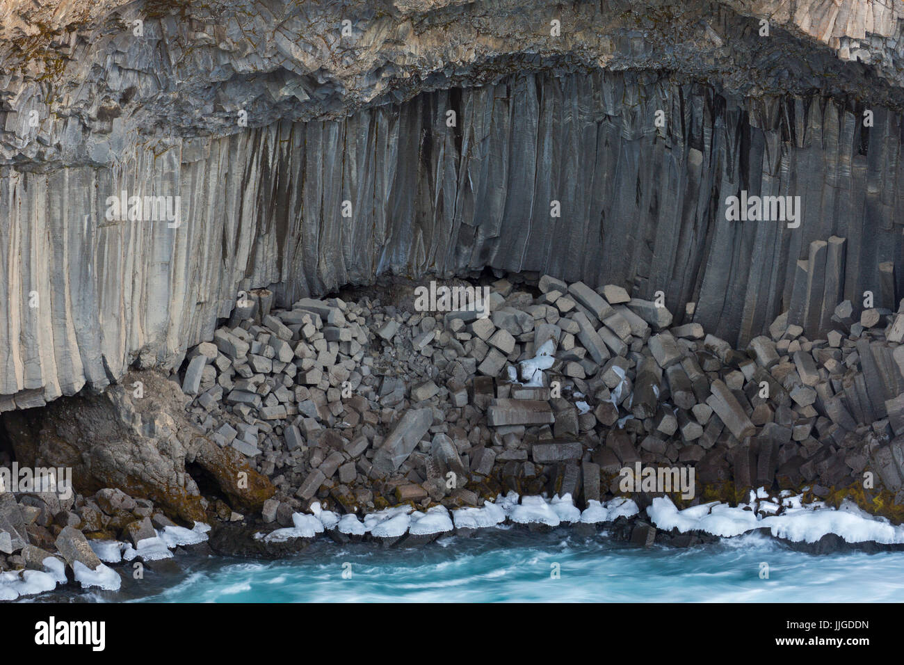 Basaltsäulen, vulkanische Lava-Formationen in Klippe entlang dem Fluss Skjálfandafljót im Winter hervorragende Eystra, Island Stockfoto