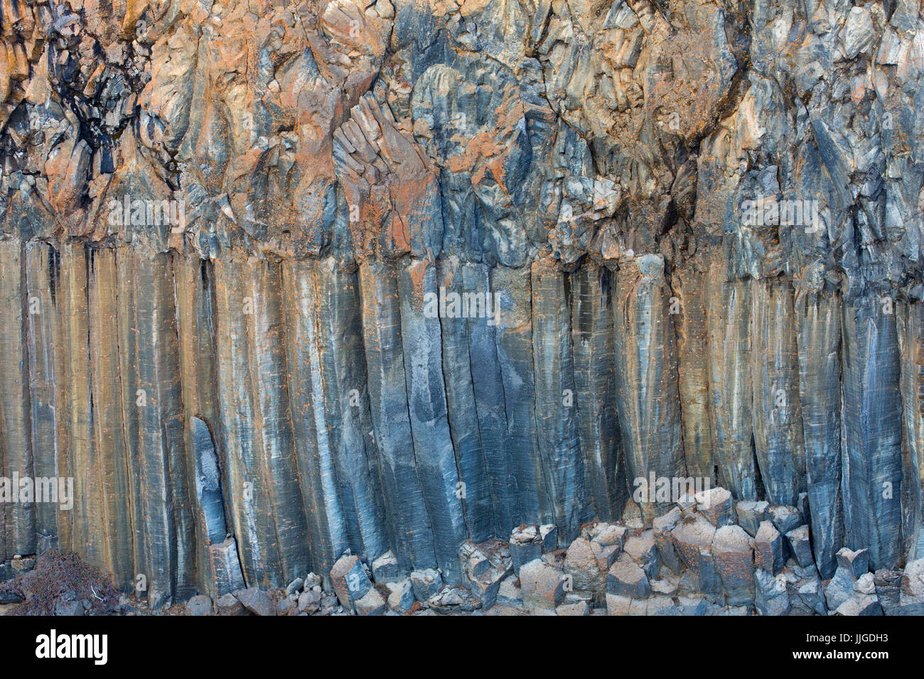 Basaltsäulen, vulkanische Lava-Formationen in Klippe entlang dem Fluß Skjálfandafljót, hervorragende Eystra, Island Stockfoto