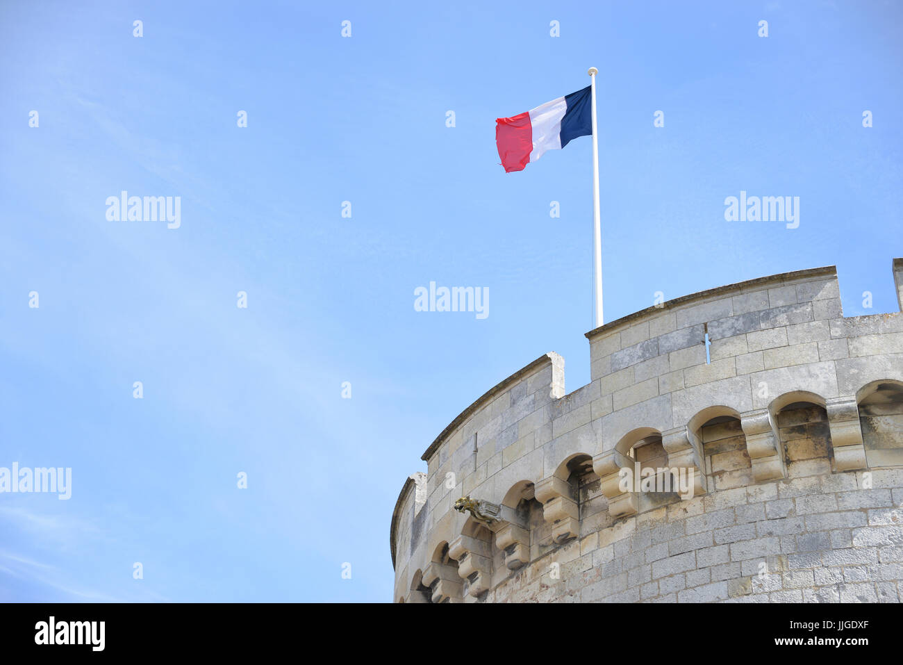 französische Flagge fliegt auf Fahnenstange auf Turm der Festung La Rochelle, Frankreich Stockfoto