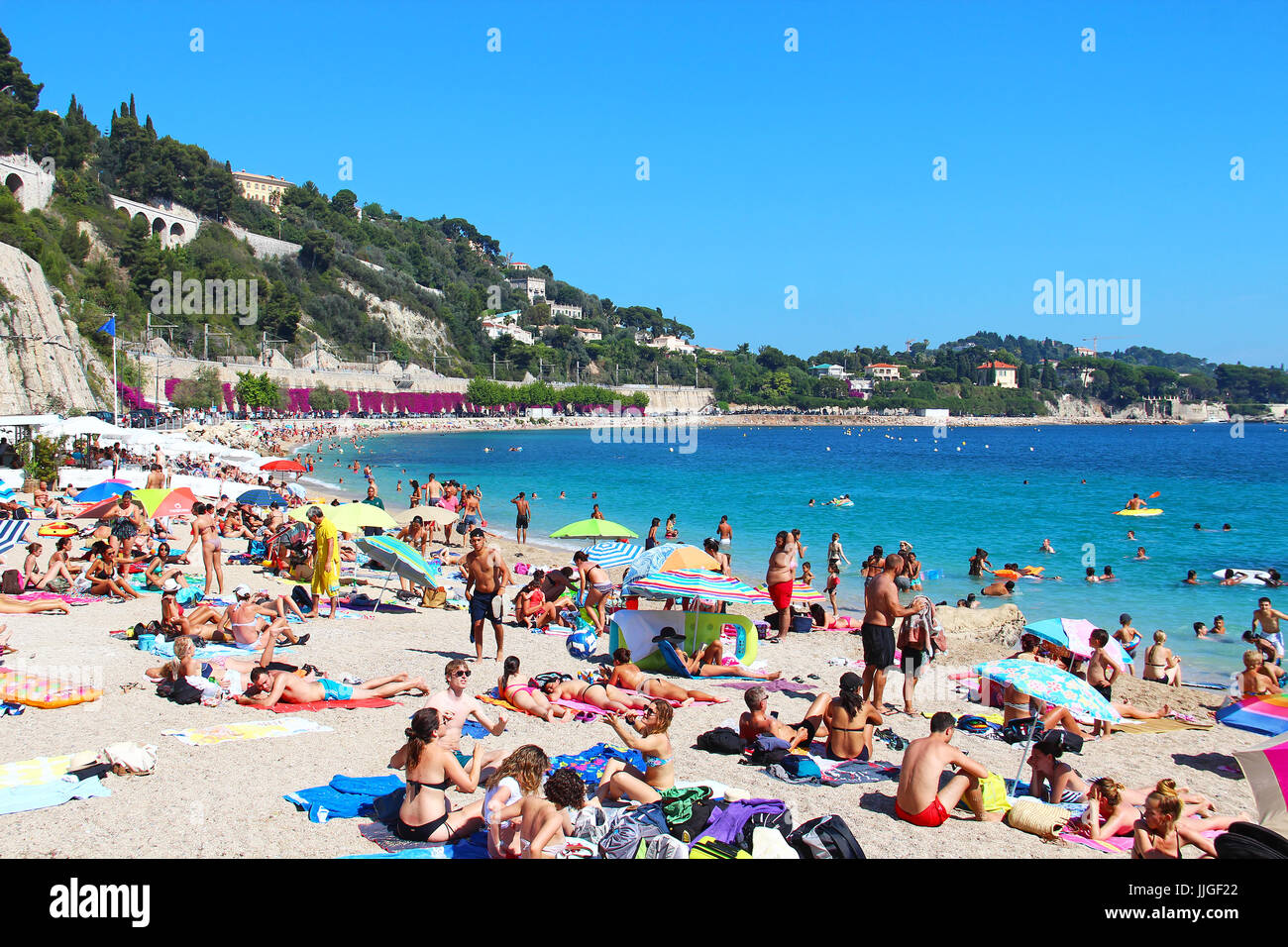 VILLEFRANCHE-SUR-MER, Frankreich-26. Juli 2016: Voll Sommerstrand am Mittelmeer in der Nähe von Nizza, Côte d ' Azur, Côte d ' Azur Stockfoto