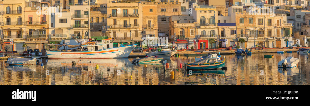 Blick zum Hafen mit bunten traditionellen Booten im Fischerdorf in Malta Stockfoto