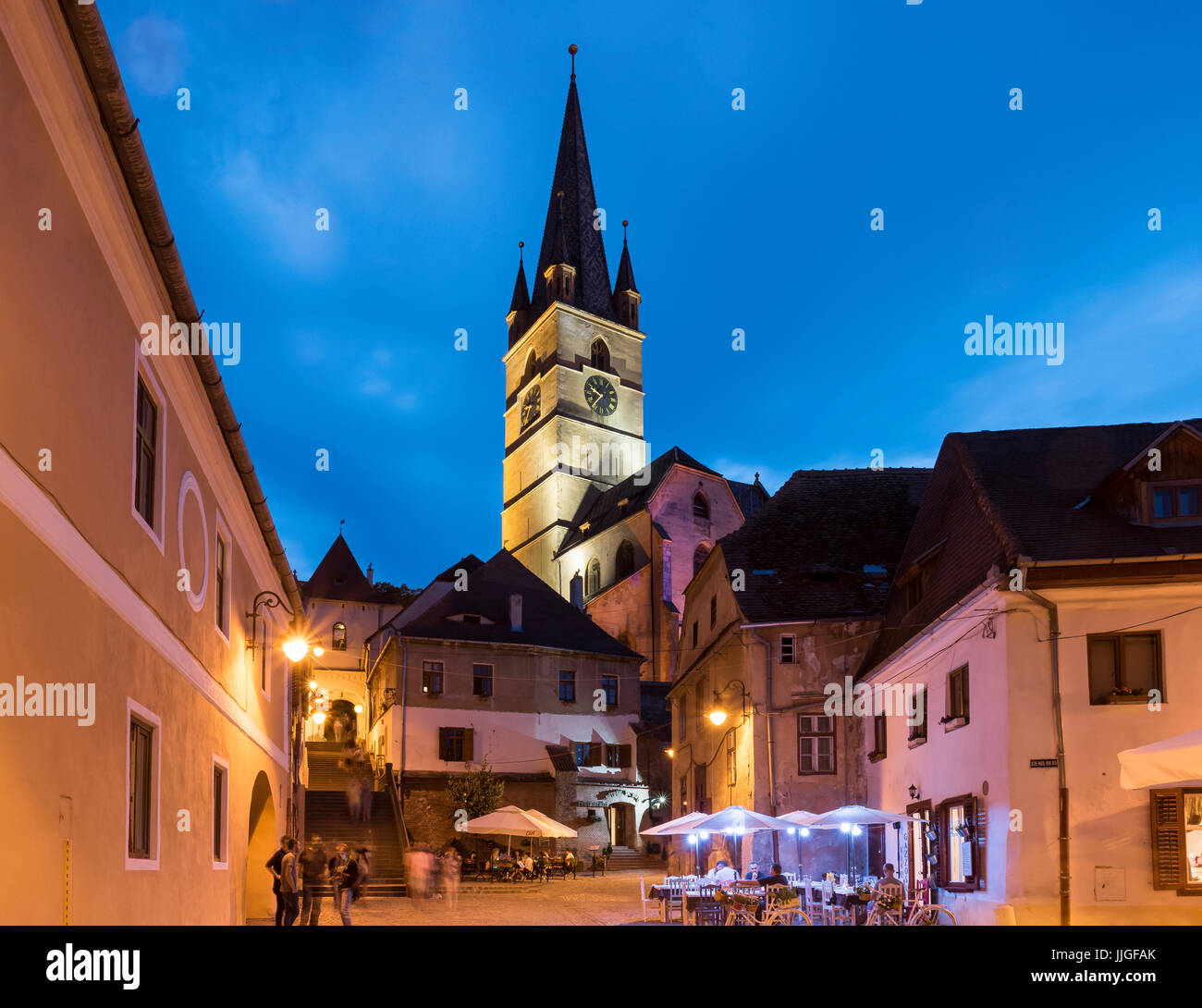 Altstadt und lutherischen Dom bei Nacht, Sibiu, Rumänien Stockfoto