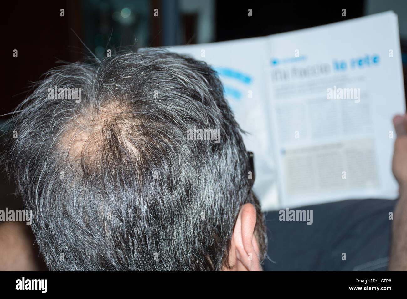 Reifer Mann, von hinten gesehen, im Kopf, beginnt die Haare zu verlieren, beginnt er, alt zu sein. Stockfoto