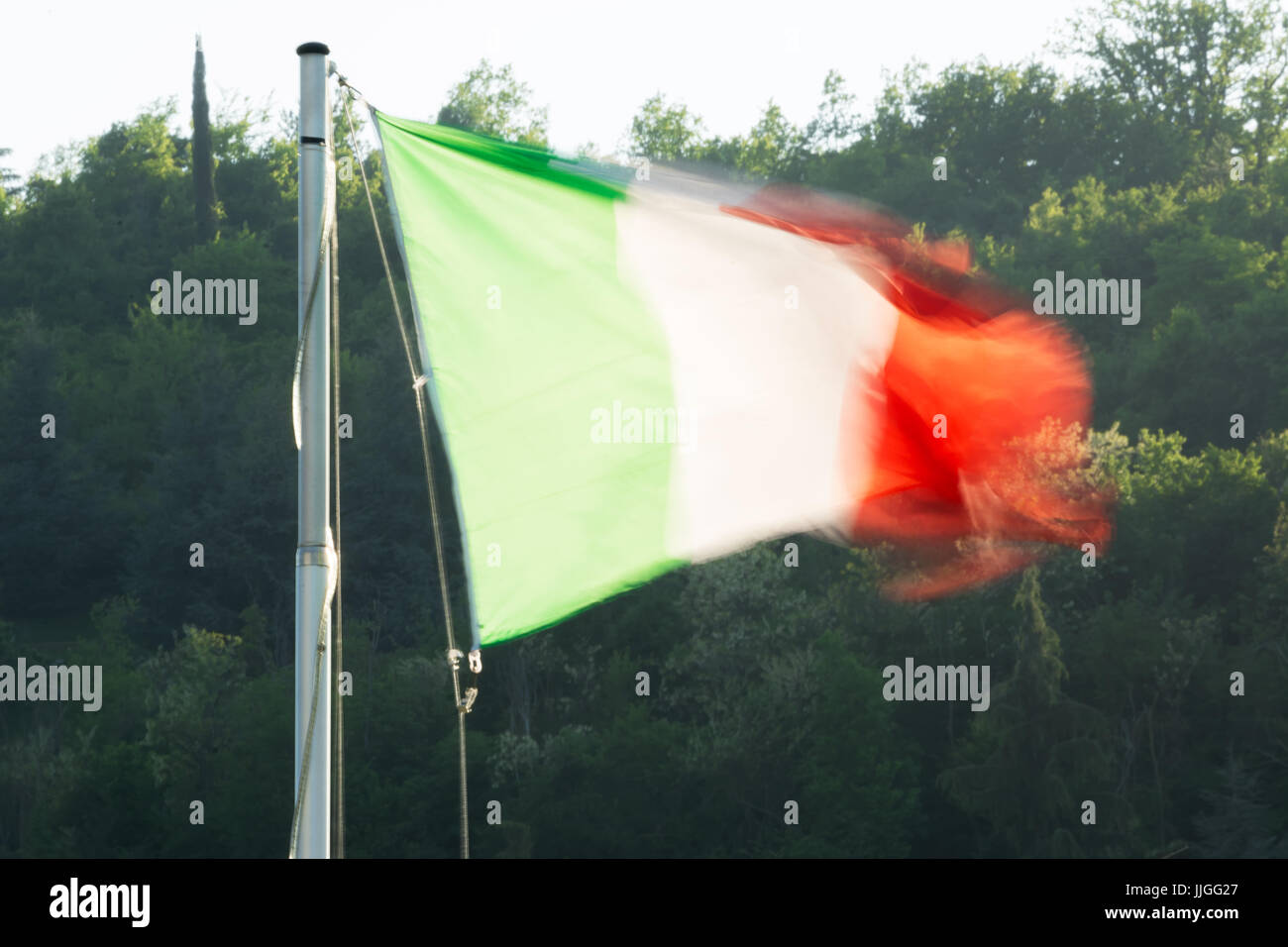 Die italienische Flagge und grün im Hintergrund Stockfoto