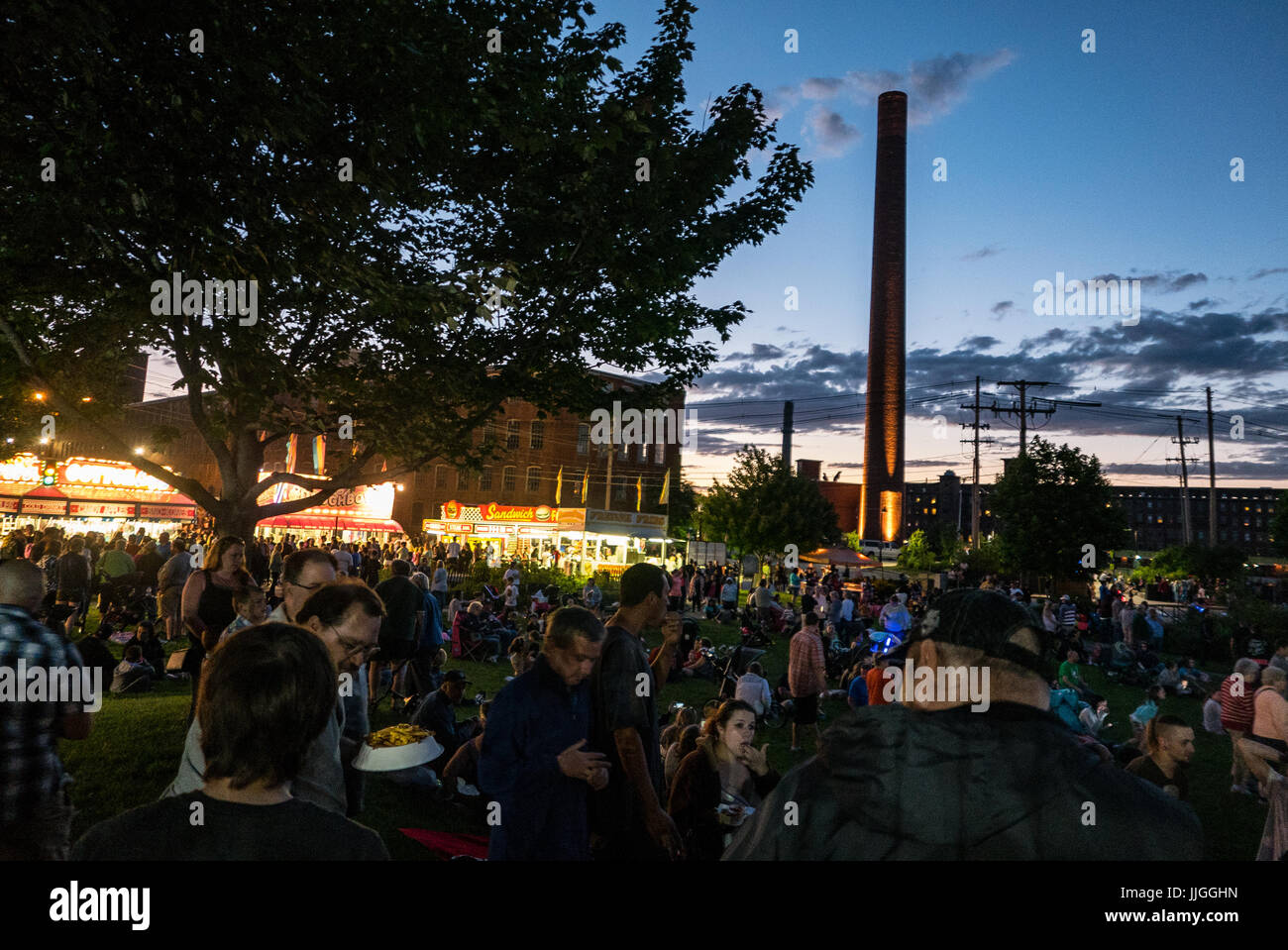La Kermesse Franco-Américaine Festival in Biddeford, Maine französische Kultur mit Musik, Essen, Fahrgeschäften und Feuerwerk Feiern Stockfoto